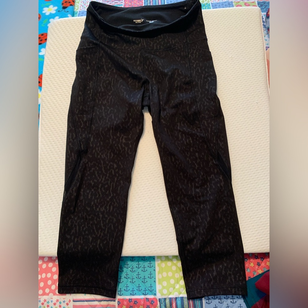 Black Patterned Old Navy Elevate Go dry Capri Leggings
